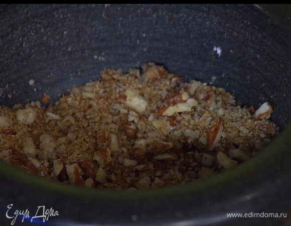 Пекан измельчить в ступке, добавить оставшийся сахар, мускатный орех, гвоздику и растолочь так, чтобы гвоздика соединилась с орехами и сахаром.