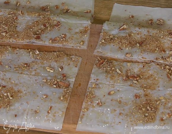 Листы фило разрезать на четыре части.