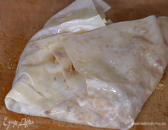 В центр каждого прямоугольника выложить кружок яблока и свернуть конвертиком.