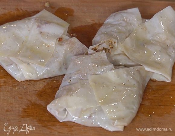 Конвертики смазать оставшимся оливковым маслом.