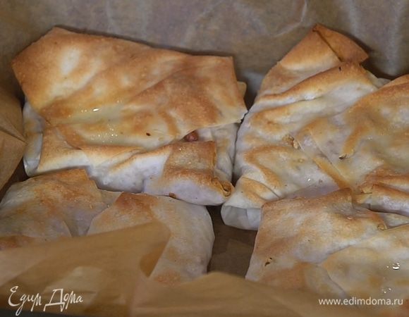 Небольшой противень выстелить бумагой для выпечки, выложить конвертики и выпекать в разогретой духовке 5–7 минут.