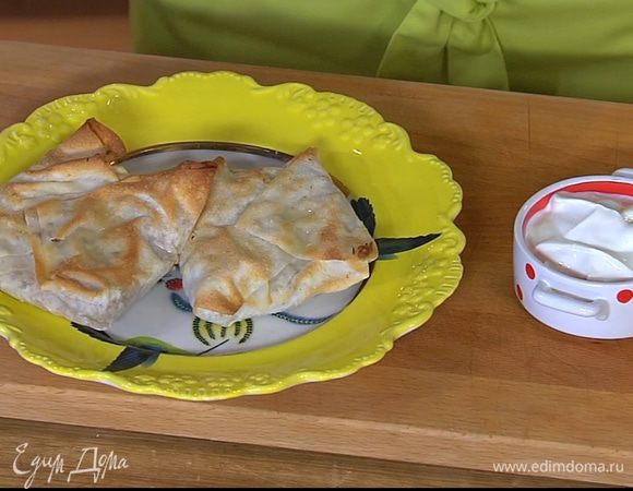 Подавать конвертики со сметаной.