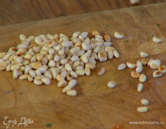 Кедровые орехи обжарить на сухой сковороде.