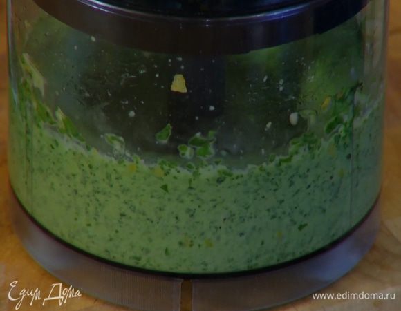 Приготовить песто: в чаше блендера соединить руколу, кедровые орехи, листья базилика, 1/2 ч. ложки лимонный цедры, 2–3 ст. ложки оливкового масла, лимонный сок, соль, перец чили и все взбить.