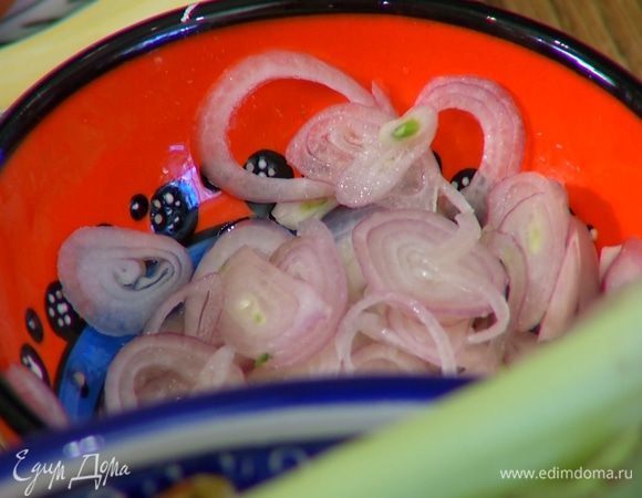 Шалот почистить и нарезать тонкими кольцами, затем залить лук уксусом и дать ему замариноваться.