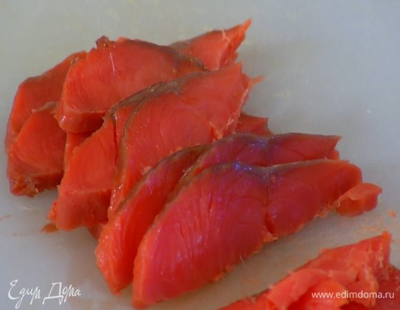 Кету порезать небольшими ломтиками.