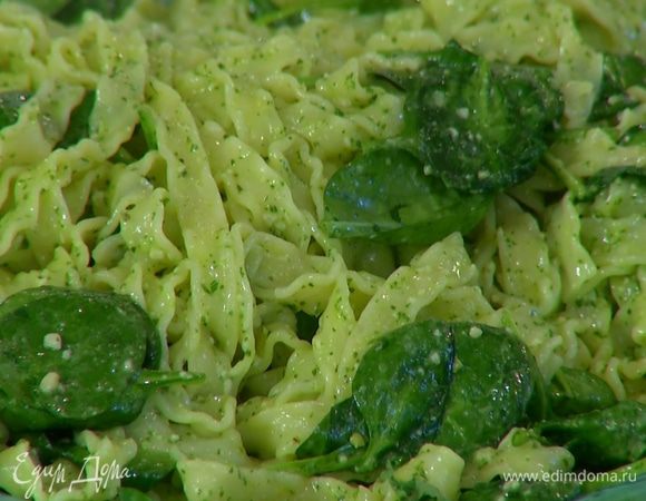 Заправить фестонате соусом песто, перемешать, добавить шпинат, влить немного воды, в которой макароны варились, и еще раз все перемешать.