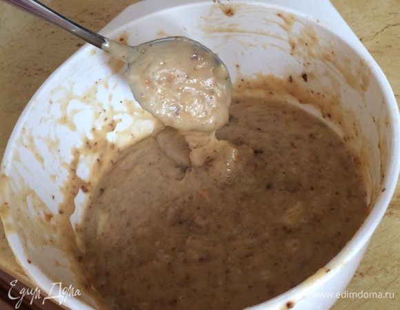 Влить жидкие ингредиенты в сухие и долго вымешивать до однородности. На фото хотела показать консистенцию, хоть выглядит и не совсем аппетитно)
