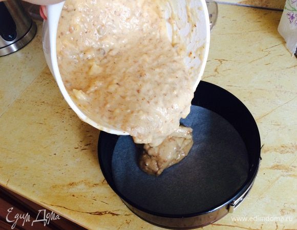 На дно формы (у меня 22см) выстелить бумагу для выпечки, стороны смазать маслом и вылить половину массы, вторую пока поставить в холодильник. 