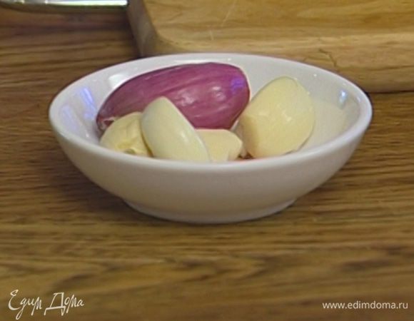 Шалот и чеснок почистить.