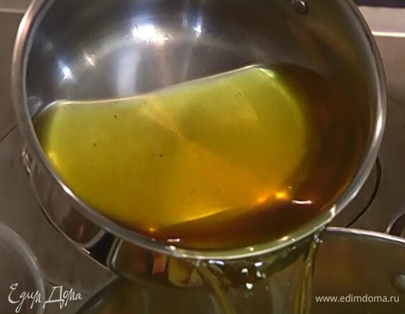 Приготовить бульон: сельдерей, шалот, чеснок, укроп, можжевельник, гвоздику и тмин поместить в кастрюлю, влить 1 1/2 л воды и белое вино, довести до кипения и держать на огне 5−10 минут.