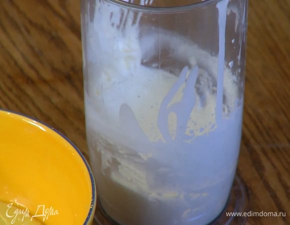 Сливки взбивать миксером до увеличения в объеме.