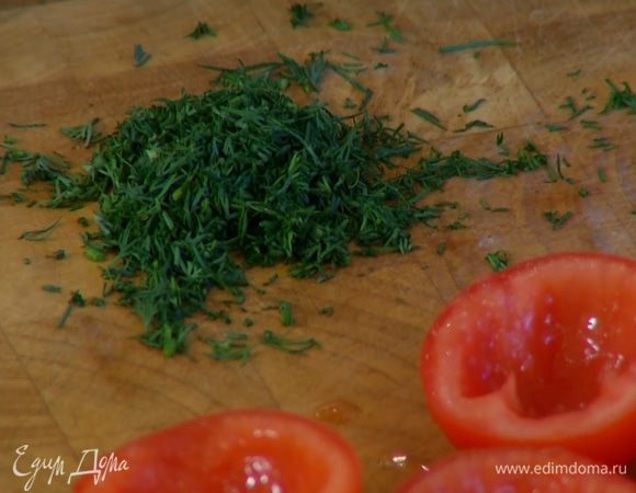 Укроп мелко порубить (несколько веточек оставить для украшения).
