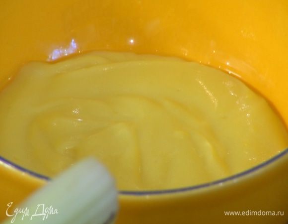 Картофель почистить, отварить до готовности, затем взбить погружным блендером в тягучее пюре (если нужно, добавить немного воды, в которой картофель варился).