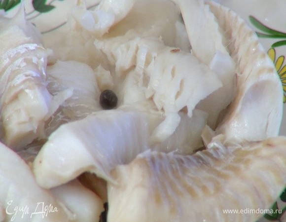 Готовую рыбу вынуть из бульона и разобрать на кусочки.