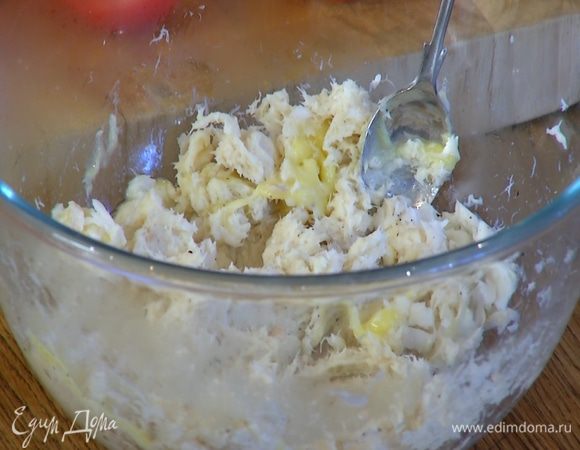 Добавить 2 ст. ложки картофельного пюре, посолить, поперчить и измельчить погружным блендером.