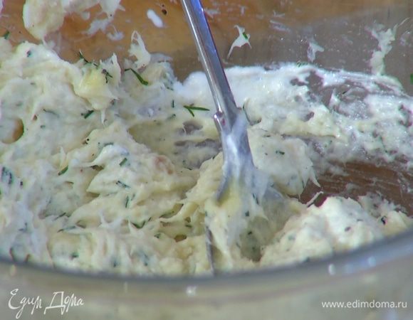 Добавить нарубленный укроп, 1 ст. ложку картофельного пюре, перемешать, ввести взбитые сливки, немного посолить, поперчить и еще раз все перемешать.