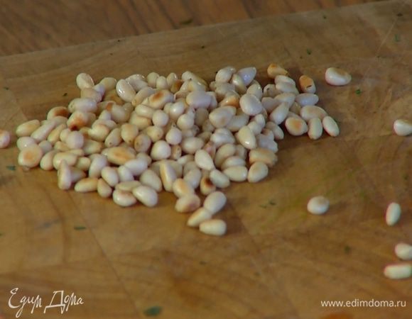 Орехи поджарить на сухой сковороде.