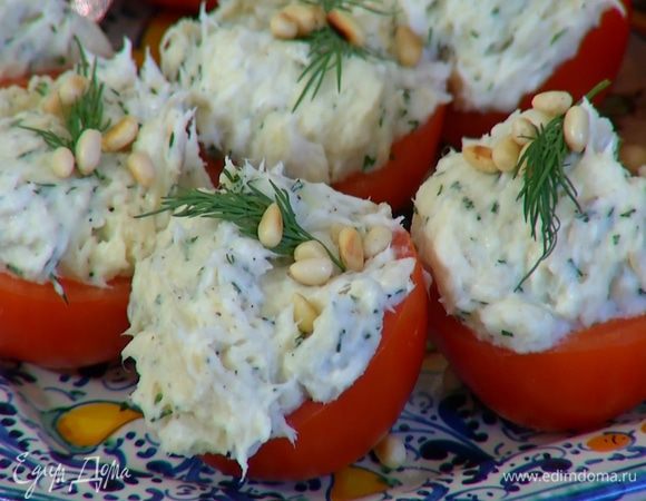 В чашечки помидоров выложить картофельно-рыбное пюре, посыпать орехами и украсить оставшимся укропом.