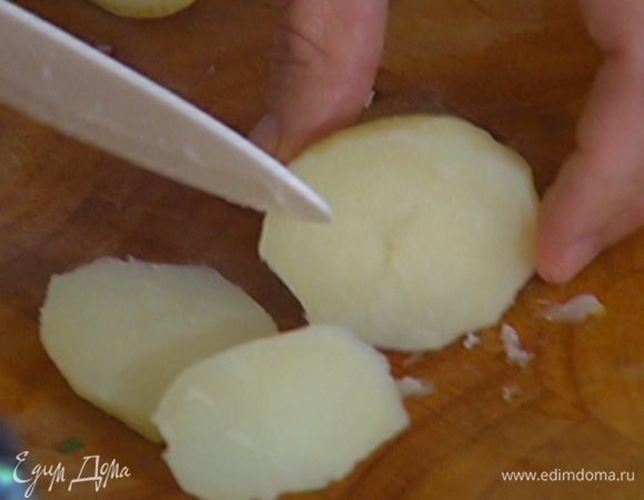 Картофель почистить и отварить до готовности.