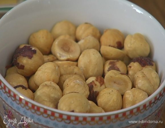 В блендере измельчить 100 г фундука в муку.