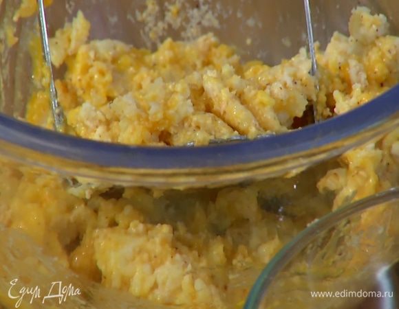 К измельченному фундуку добавить вареный картофель, желтки, посолить и размять толкушкой, затем всыпать крахмал и все еще раз размять.