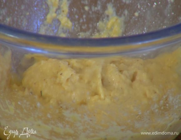 Горячий сироп вливать небольшими порциями в картофельно-ореховую массу, каждый раз разминая толкушкой (сироп может понадобиться не весь — тесто не должно получиться слишком жидким).