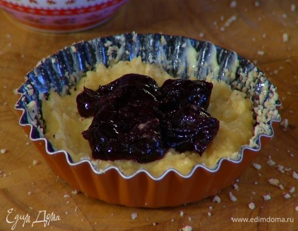 На дно каждой формочки равномерно выложить понемногу картофельного теста, затем по 1 ст. ложке вишневого джема.