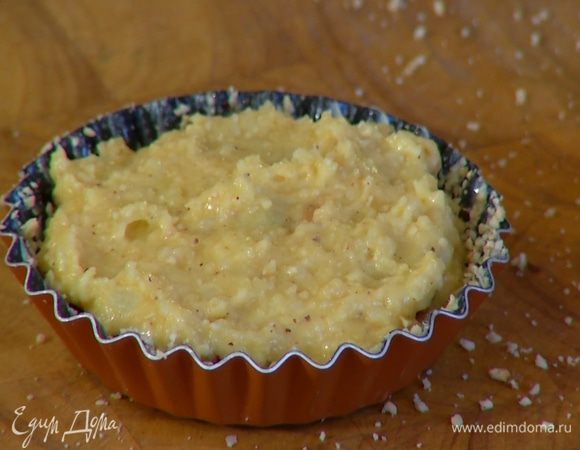 Сверху снова выложить тесто, так чтобы вишневая начинка была покрыта. Отправить формочки в разогретую духовку на 7−10 минут.