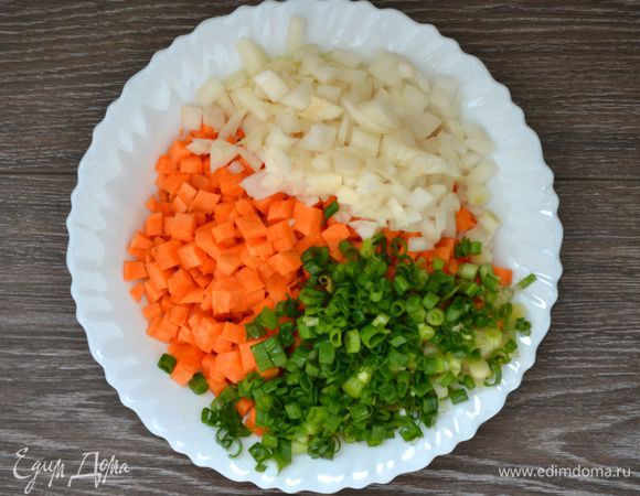 Лук и морковь порезать кубиками. Я добавила еще и зеленого лука для более пикантного вкуса.