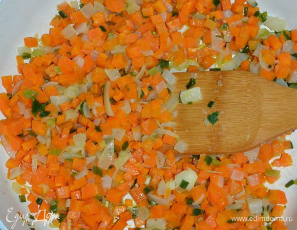  Обжарить на оливковом масле минут 5.