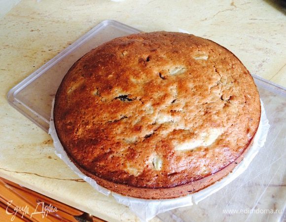 Выпекать в духовке при 180 градусах 25-30 минут до сухой спички. То же самое проделать со второй частью. Оба коржа оставить остывать на решетке.