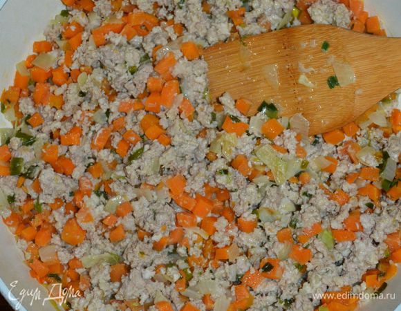 Посолить и обжаривать до полуготовности - минут 10-15.