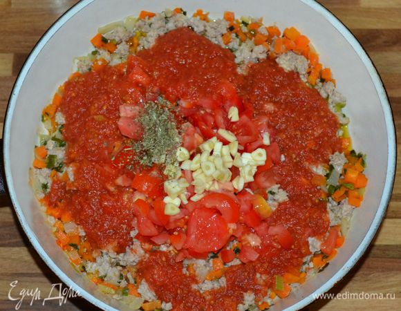  Добавить чеснок, орегано, помидоры с соком (можно брать помидоры в собственном соку). Довести до кипения. Поперчить и добавить соус табаско или вустерширский соус. 