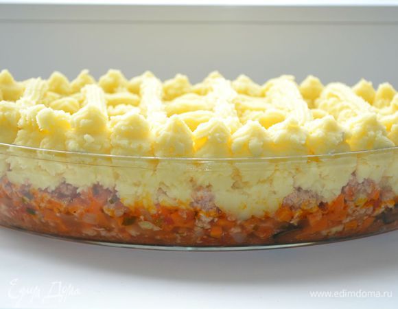 Сбрызнуть оливковым маслом, чтобы сверху получилась красивая коричневая корочка во время запекания. Если есть специальный кондитерский распылитель, то сбрызнуть с его помощью. Если нет, то попробуйте использовать распылитель для воды, которым брызгаете цветы. 