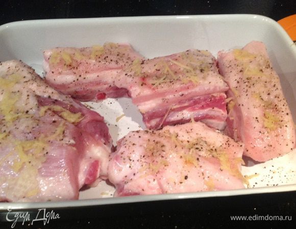 Имбирь (кусочек 1-2 см) и чеснок почистите и натрите на мелкой терке. Ребрышки помойте, обсушите бумажным полотенцем, разрежьте на порции, натрите солью, перцем, имбирем и чесноком.