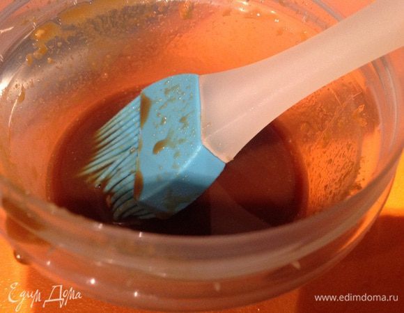 Смешайте мед, соевый сок и горчицу.