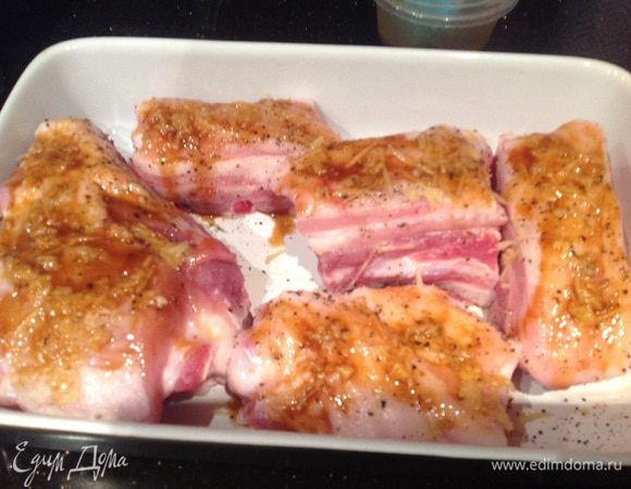 Готовьте ребрышки в разогретой до 200 градусов духовки 40 минут.