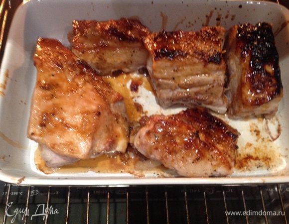 Каждые 10 минут смазывайте ребрышки глазурью.