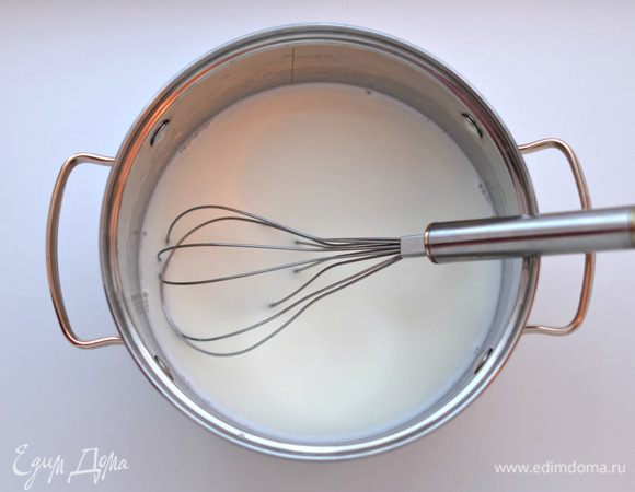 Блинное заварное тесто на топленом молоке:
Влить в кастрюльку молоко.