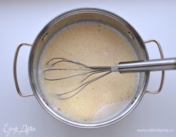 Добавить яйцо, соль. Перемешать венчиком.