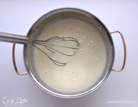 Частями добавить просеянную муку.