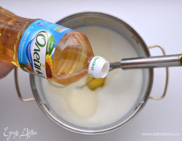 Влить в тесто кипяток. Быстро перемешать венчиком до однородного состояния. Влить растительное масло, всыпать соду. Хорошо перемешать. Дать тесту постоять минут 10-15. 