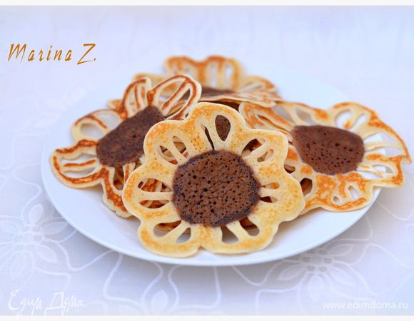 Подавать со сметаной или фруктовыми соусами. 