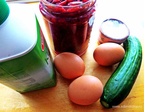 Тут у меня наполовину состав, так как кефира было только пол-литра. Следовательно, свёклу половину банки использовала.