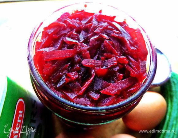 Вот так у нас продают натёртую и замаринованную свёклу! Очень удобно и не только на суп, но и на гарнир, я даже просто со сметаной ем и мне нравится... Пикантно:)