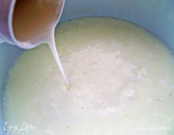 Итак, выливаем кефир в ёмкость для перемешивания.