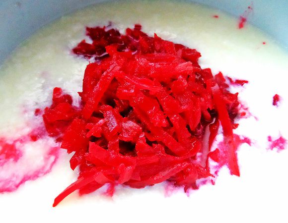 Туда же свёклу натёртую. Тут 2 варианта - с маринадом или без... Мои просят и маринад (он слабый!) вливать, я не противлюсь, сама люблю пикантность.