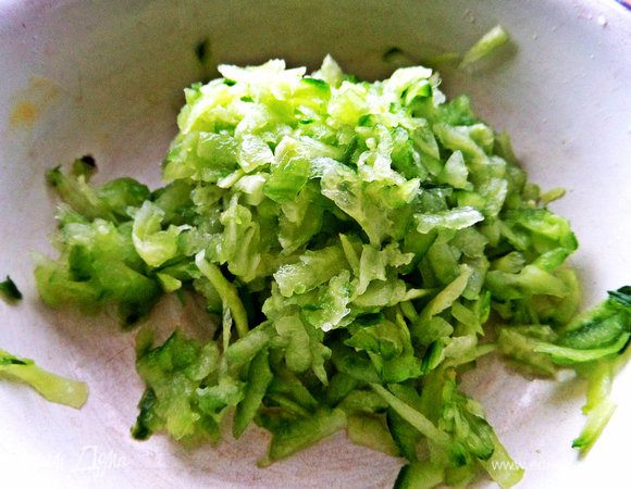 Свежий огурец очистить по желанию и натереть крупно.