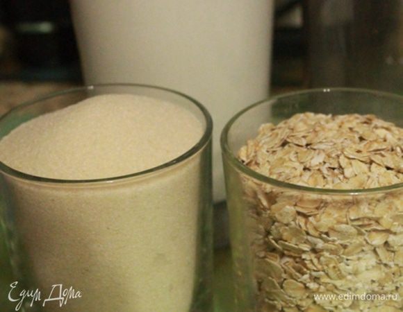  С вечера овсяные хлопья и манку залить кефиром, затянуть миску пленкой и убрать в холодильник. Кефир можно заменить сметаной жидкой или йогуртом.